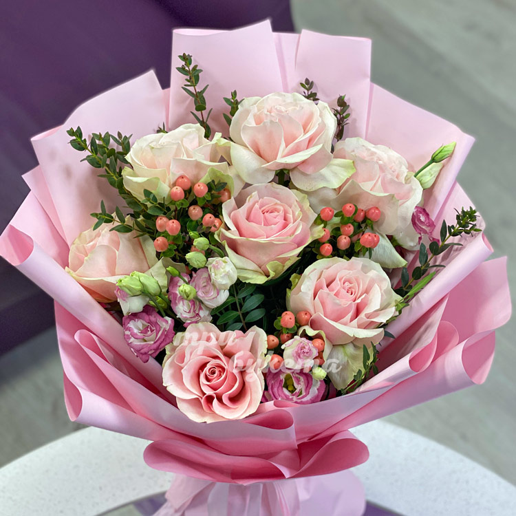 Букет из 7 розовых роз (крупный план)