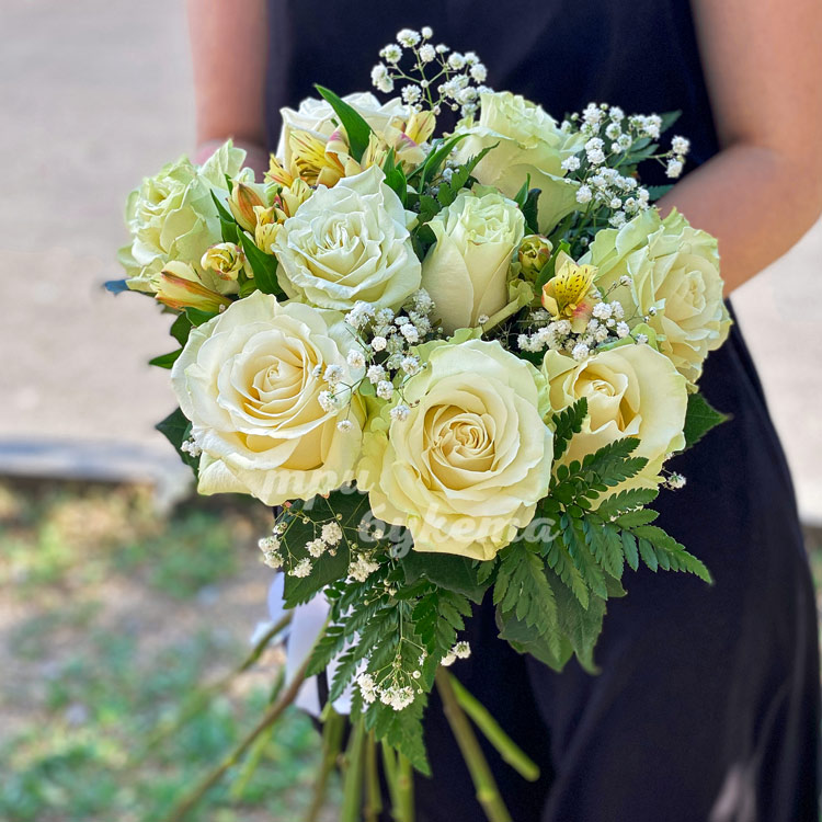 Букет из роз с гипсофилой