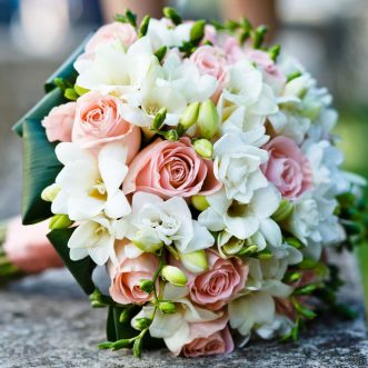 Букет невесты из роз и фрезий «Лучший день»