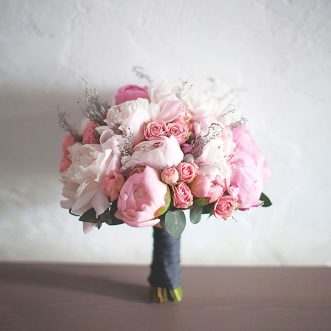 Букет невесты из пионов и кустовых роз «Яркая нежная»