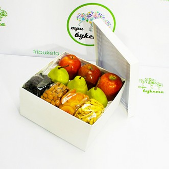 Коробочка с яблоками и сухофруктами