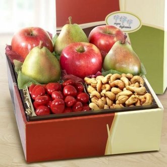 Коробочка с яблоками, грушами и орешками