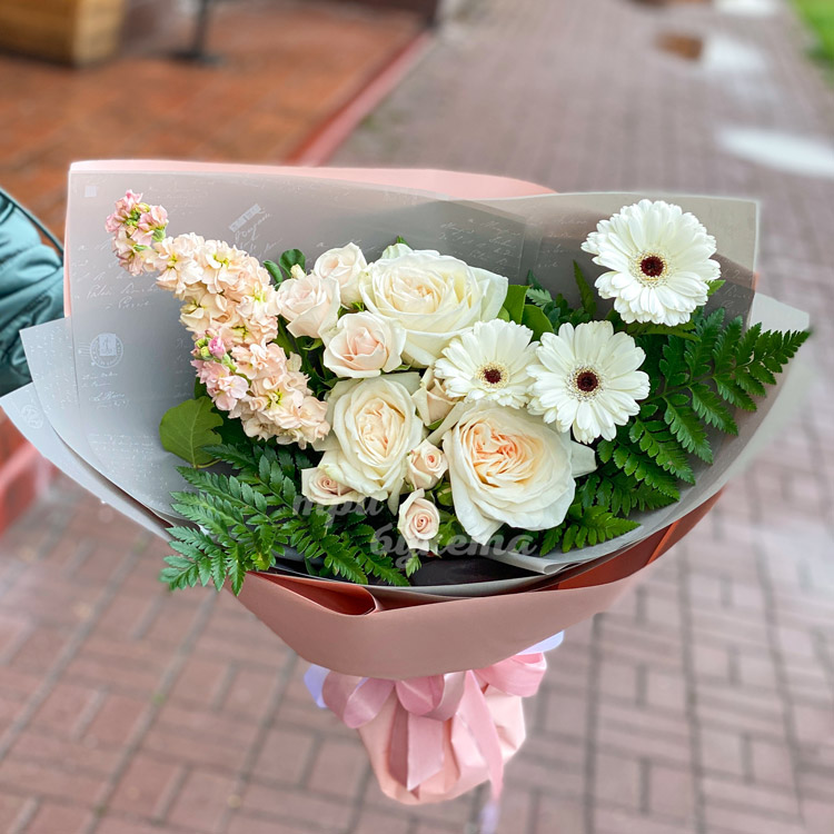 Букет «Метрополис» (на фоне брусчатки)