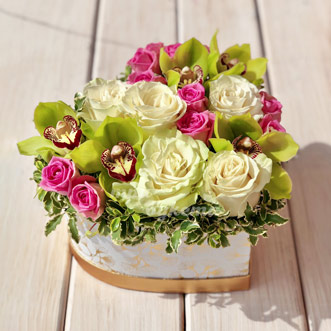 Сердце с розами и орхидеями