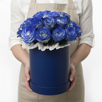 17 бело-синих роз в коробке