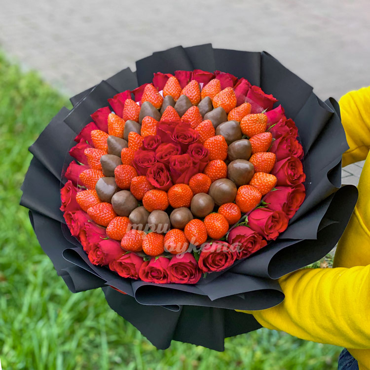 Букет из красных роз и клубники (крупный план)