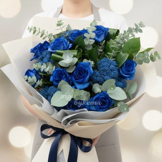 Букет из синих роз и вибурнума