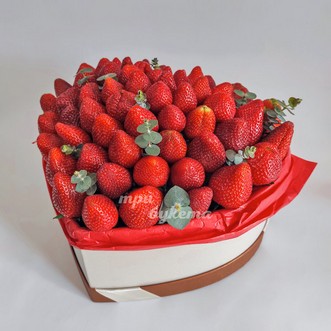 Коробка сердце с клубникой