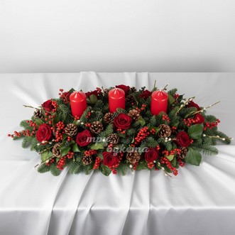 Новогоднее украшение стола с розами