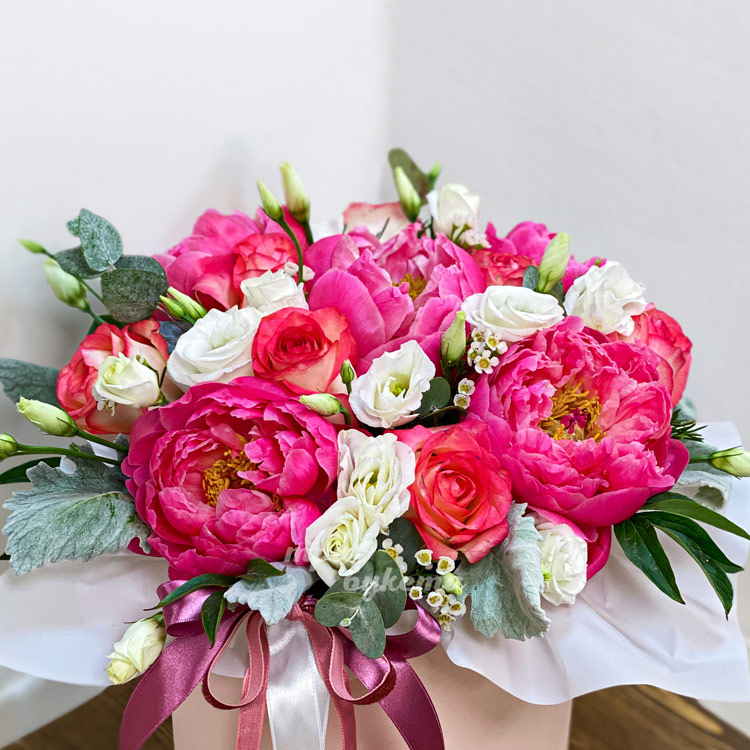 Пионы и розы в шляпной коробке (крупный план)