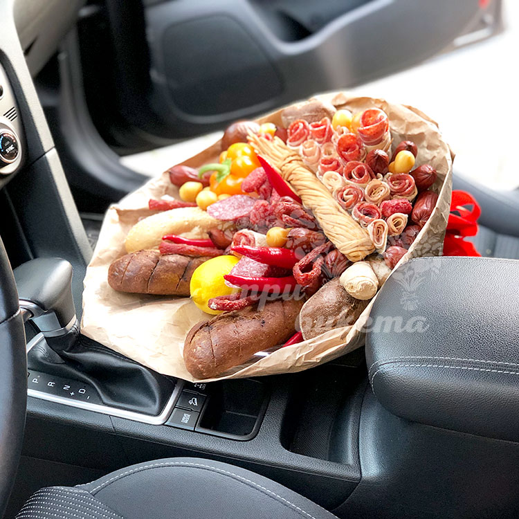 Букет из мясной нарезки и багетов (в машине)