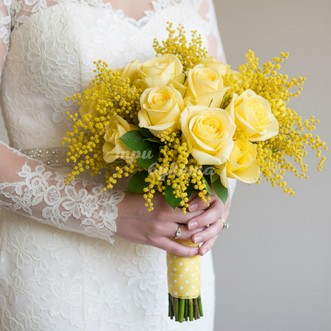 Букет невесты из роз и мимоз