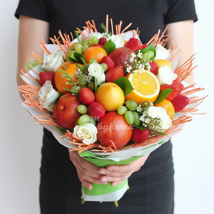 Букет из фруктов и белых роз