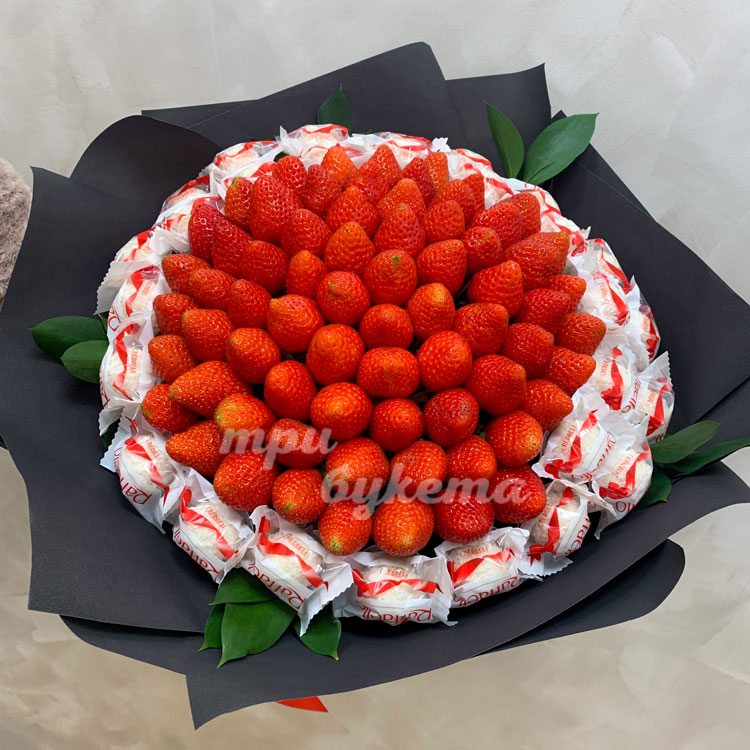 Букет из клубники и конфет