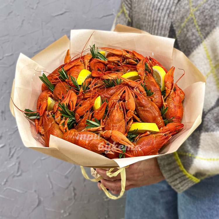 Букет из крупных раков (в руках)