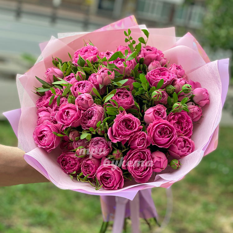 Букет из 11 пионовидных роз (крупный план)