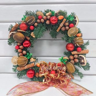 Новогодний венок с бантом и шарами