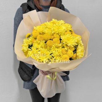 Букет ярких кустовых хризантем