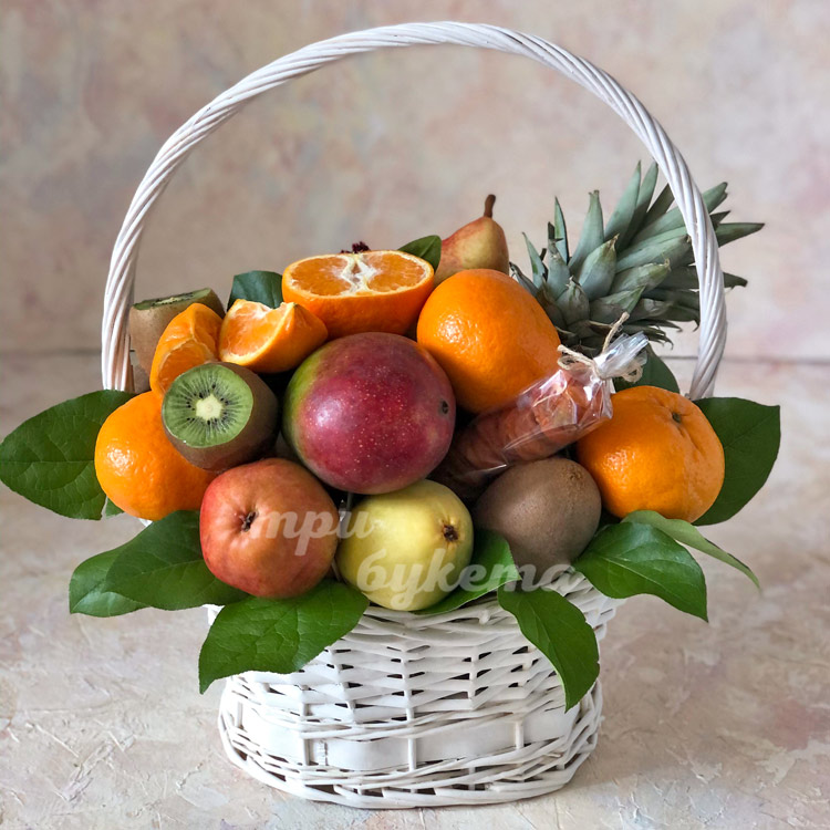 Мандарины, киви и ананас в корзине