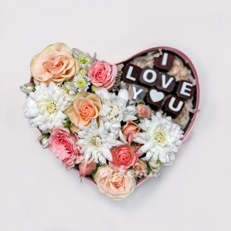 Коробка-сердце из хризантем и роз