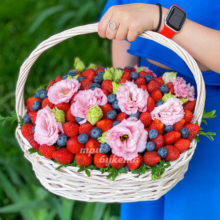 Корзина с розовыми эустомами и ягодами