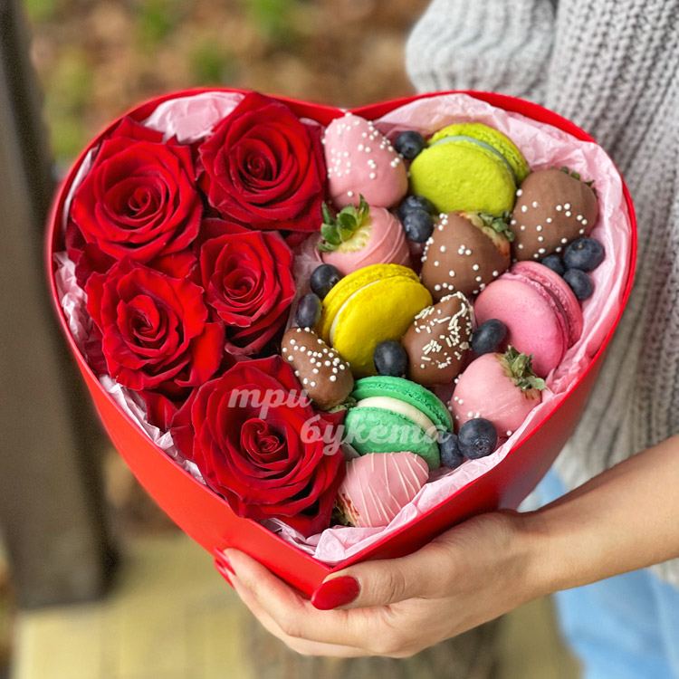 Розы и клубника в глазури в коробке