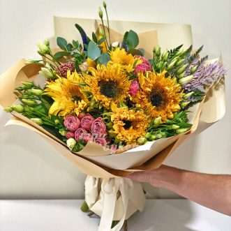 Букет из подсолнухов, роз и эустом