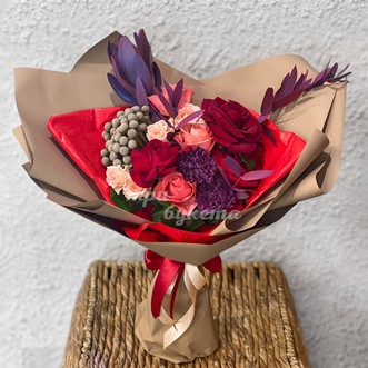Букет из роз и фиолетовых гвоздик