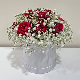 Гипсофила и розы в шляпной коробке