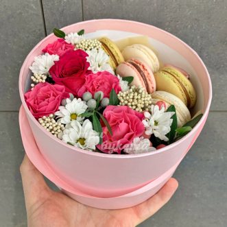 Коробка с 5 макарунами и хризантемами