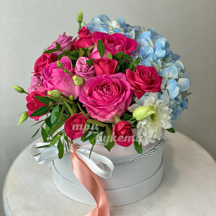 Коробка с голубой гортензией и розовыми розами