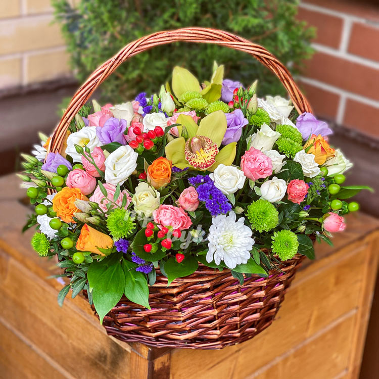 Корзина роз, орхидей и хризантем (вид сбоку)