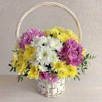 Корзинка разноцветных хризантем