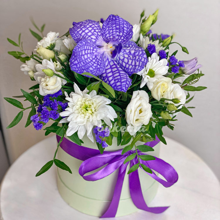 Орхидея Ванда с эустомами в коробке