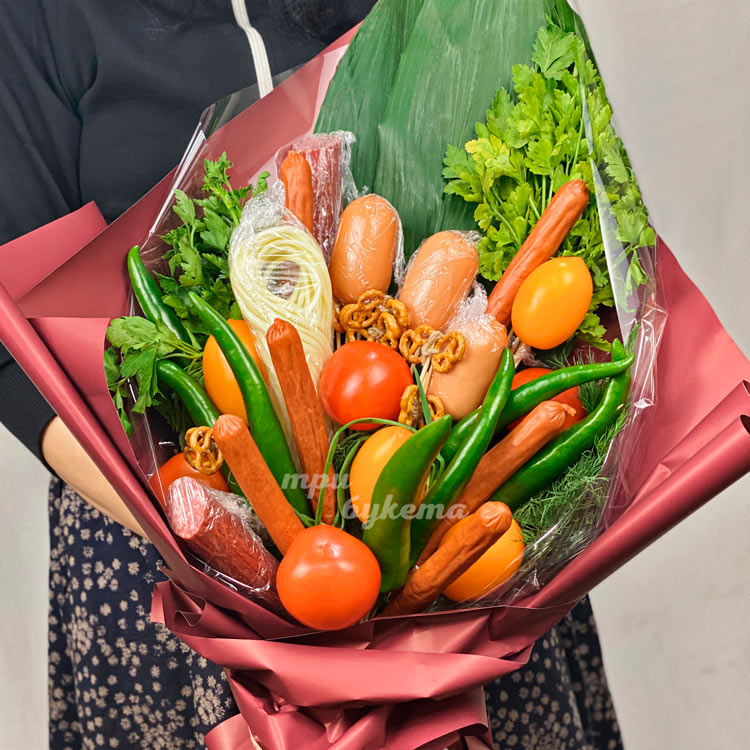 Букет сарделек, перцев и томатов (крупный план)