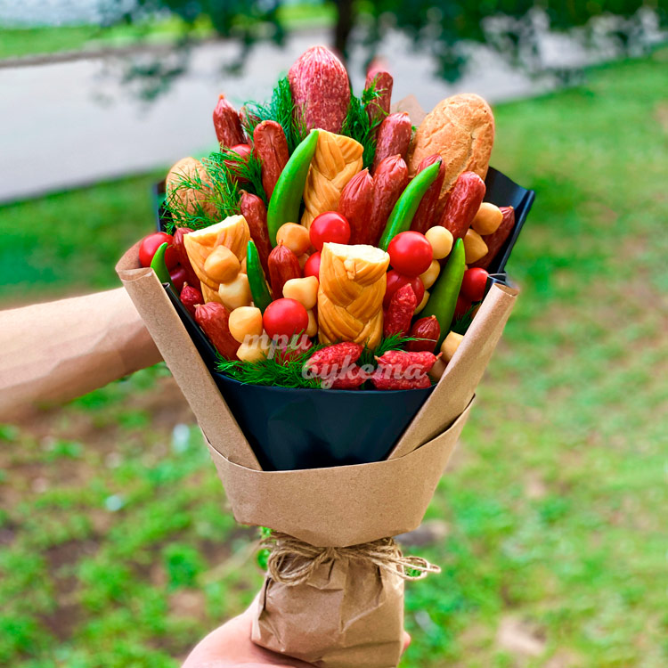 Сырно-колбасный букет в крафте