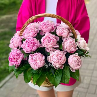 Корзина пышных розовых пионов с зеленью Корзина пышных розовых пионов с зеленью
