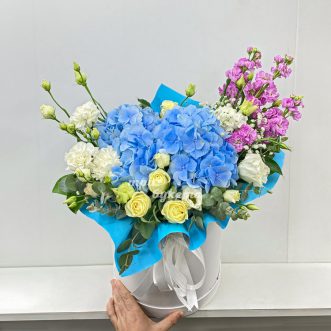 Гортензии, маттиолы и эустомы в коробке