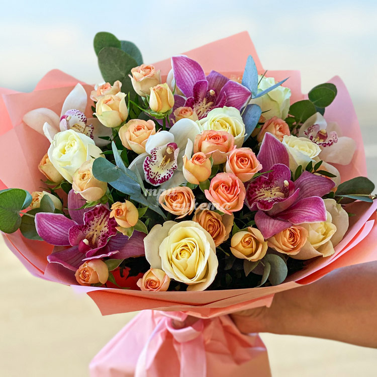 Яркий букет из орхидей и роз на 8 марта (крупный план)